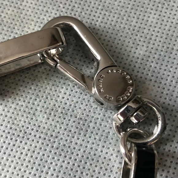 Marc by Marc Jacobs Turnlock Enamel Link Necklace black & silver, 18” - Picture 4 of 5